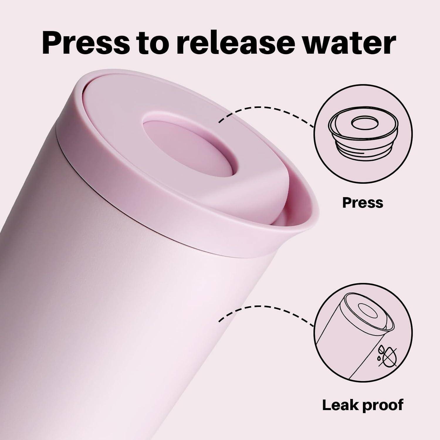 Rosa isolierte Wasserflasche mit einem versiegelten Deckel, der Wasser freigibt, wenn er gedrückt wird. Diagramme veranschaulichen den Druckmechanismus und das auslaufsichere Design.