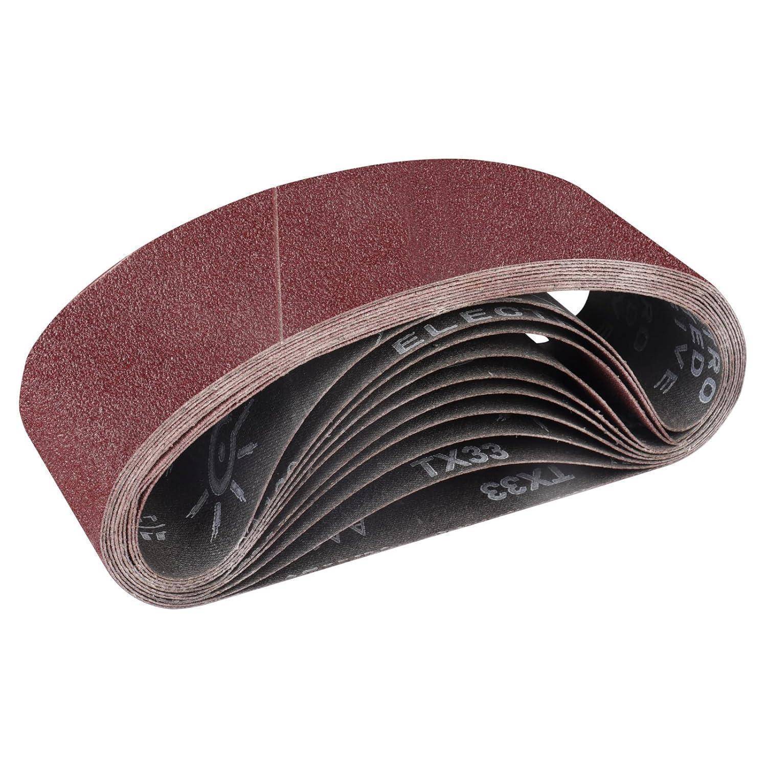 Braune Schleifbandrolle mit mehreren überlappenden Schichten, verwendet zum Glätten von Oberflächen in der Holz- und Metallbearbeitung.