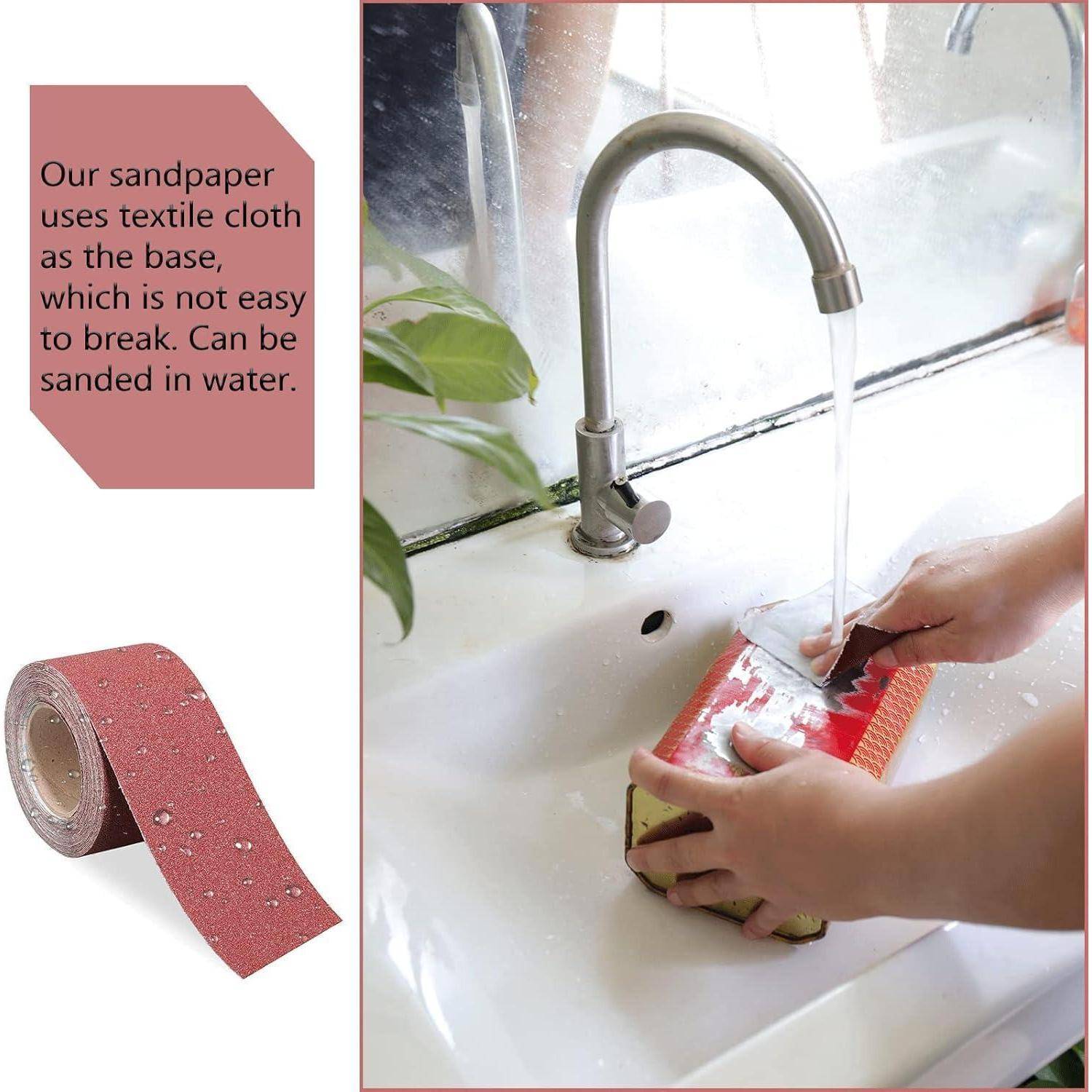 Eine Person befeuchtet ein rotes Schleifpapier unter einem laufenden Wasserhahn. Text lautet: „Unser Schleifpapier verwendet Textilgewebe als Basis, das nicht leicht zu beschädigen ist. Kann nass geschliffen werden.