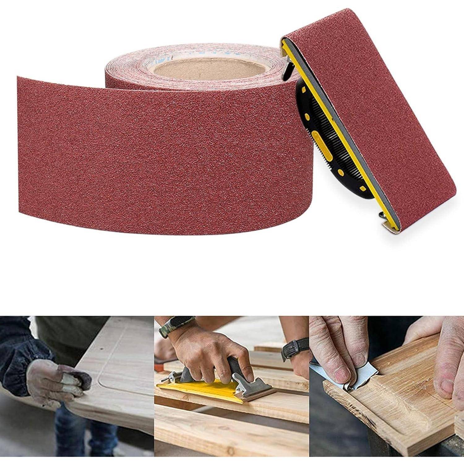 Eine Rolle Schleifpapier und ein Schleifklotz werden gezeigt. Darunter sind drei Personen zu sehen, die verschiedene Schleifgeräte auf Holzoberflächen verwenden und damit unterschiedliche Schleiftechniken demonstrieren.