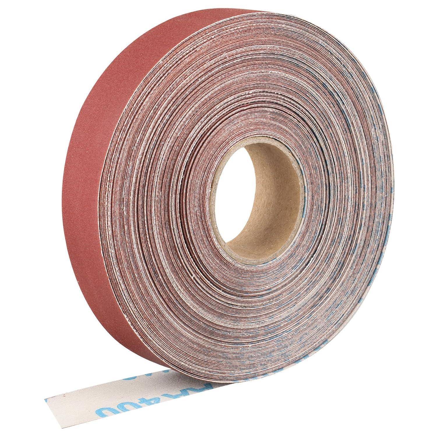 Eine große Rolle braunes Schleifpapierband, teilweise aufgerollt, die seine raue Textur und Klebeschicht zeigt.