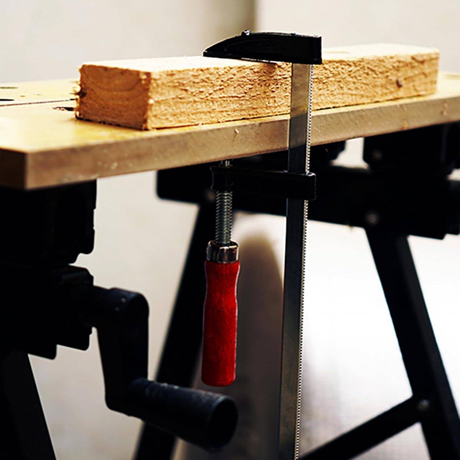 Eine Klemme befestigt ein Holzbrett auf einer Werkbank, mit Fokus auf Holzbearbeitungswerkzeuge und Handwerkskunst.