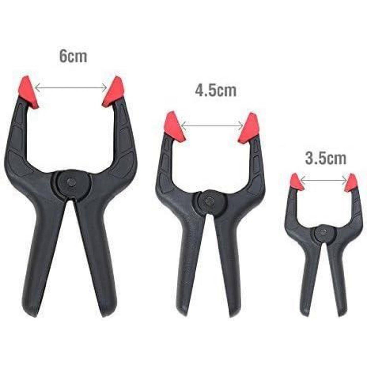 Drei schwarze Klammern mit roten Spitzen werden in einer Reihe dargestellt. Sie variieren in der Größe: 6 cm, 4,5 cm und 3,5 cm.