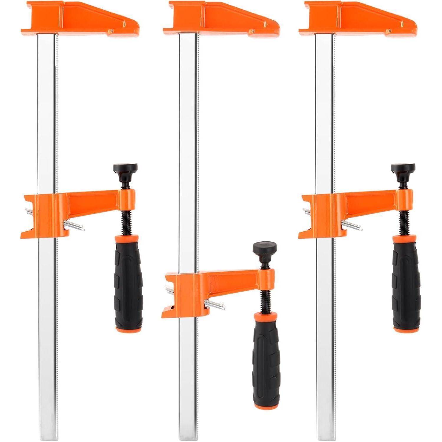 Drei orangefarbene Schraubzwingen mit schwarzen Griffen, gleichmäßig ausgerichtet, die für Holz- oder Metallbearbeitung verwendet werden, um Objekte fest zu befestigen.