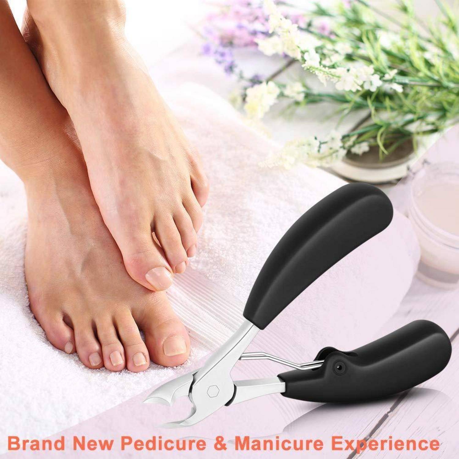 Fuß auf einem Handtuch neben schwarzen Nagelscheren, mit dem Text „Brandneues Maniküre & Pediküre-Erlebnis.