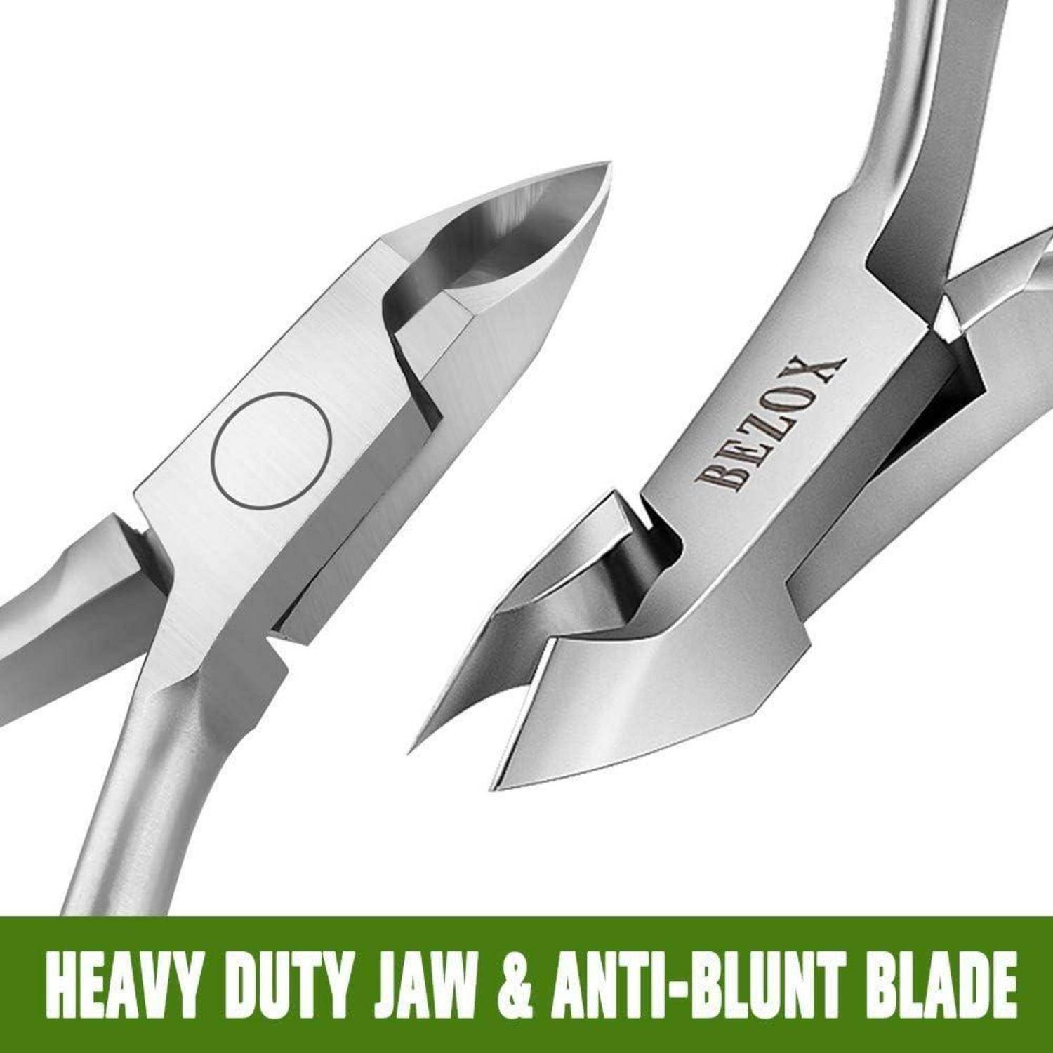 Silberne Zange mit scharfen Backen auf grünem Hintergrund, beschriftet mit 'Heavy Duty Jaw & Anti-Blunt Blade'.