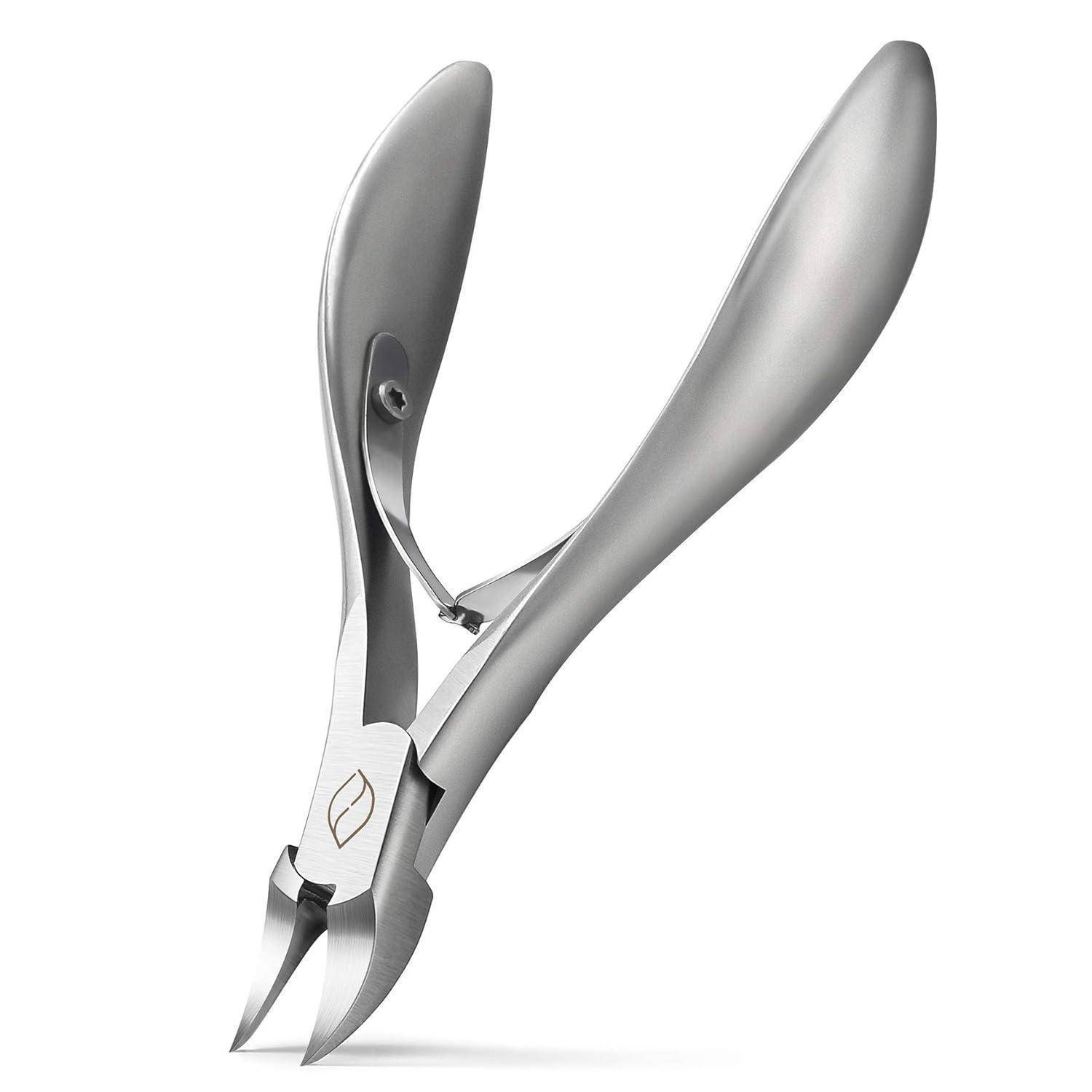 Silberne Nagelknipser mit einem gebogenen Griff und scharfen Klingen, entwickelt für präzises Schneiden.