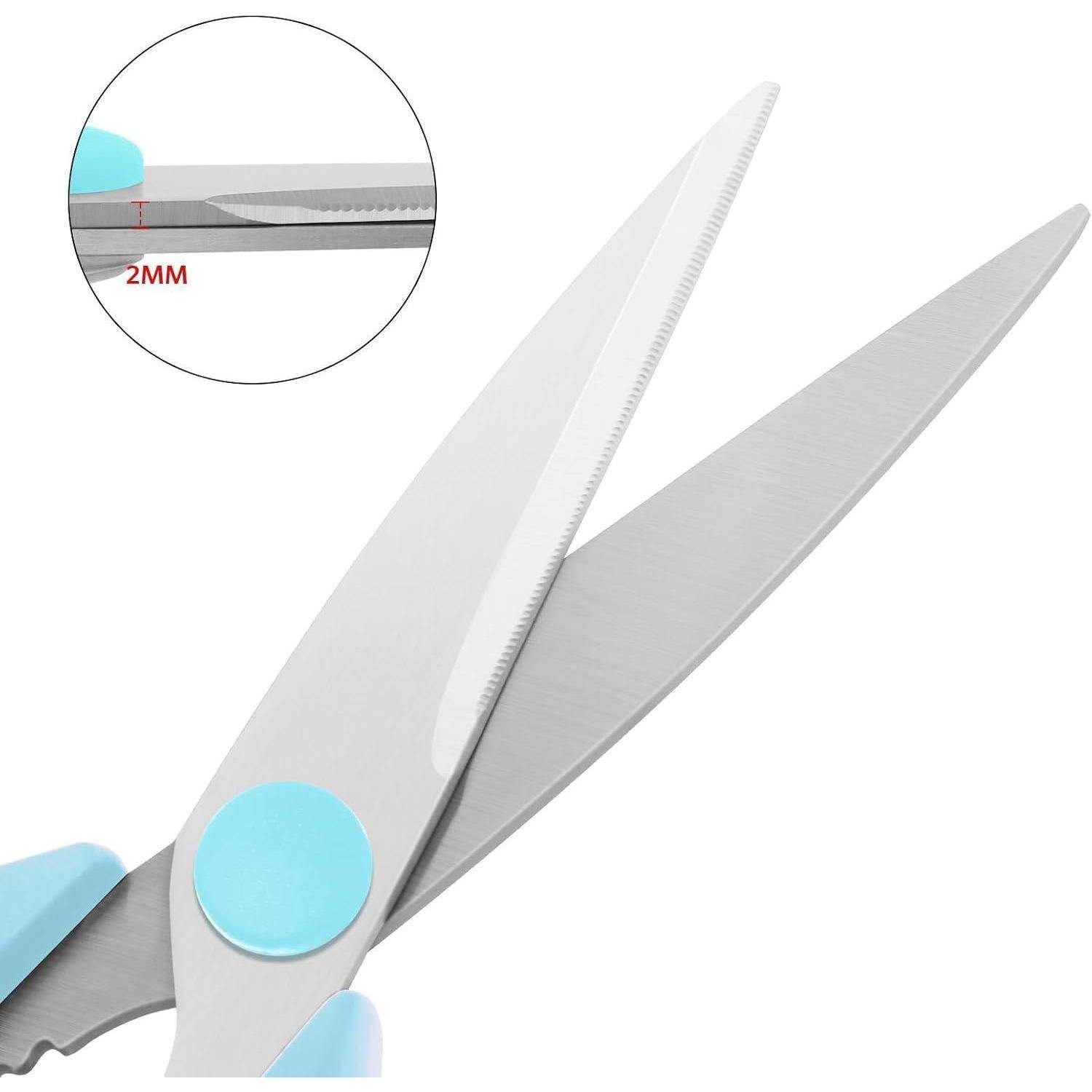 Eine Schere mit blauen Griffen und einer Detailaufnahme, die die gezahnte Klinge mit einer zwei Millimeter Markierung zeigt, die ein Klingenmerkmal verdeutlicht.