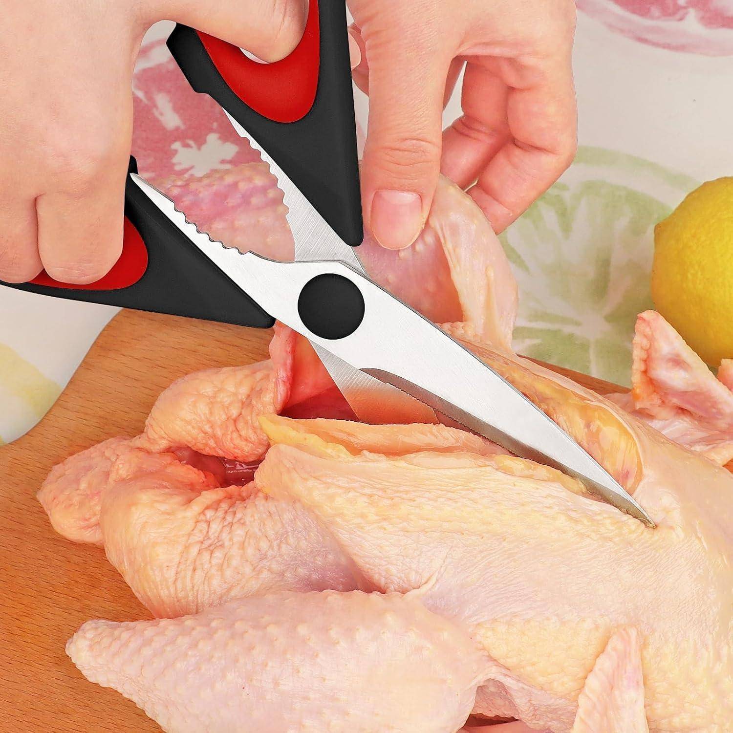 Eine Person, die mit Küchenscissors einen rohen Hühnchen auf einem Holzbrett schneidet, mit einer Zitrone in der Nähe.