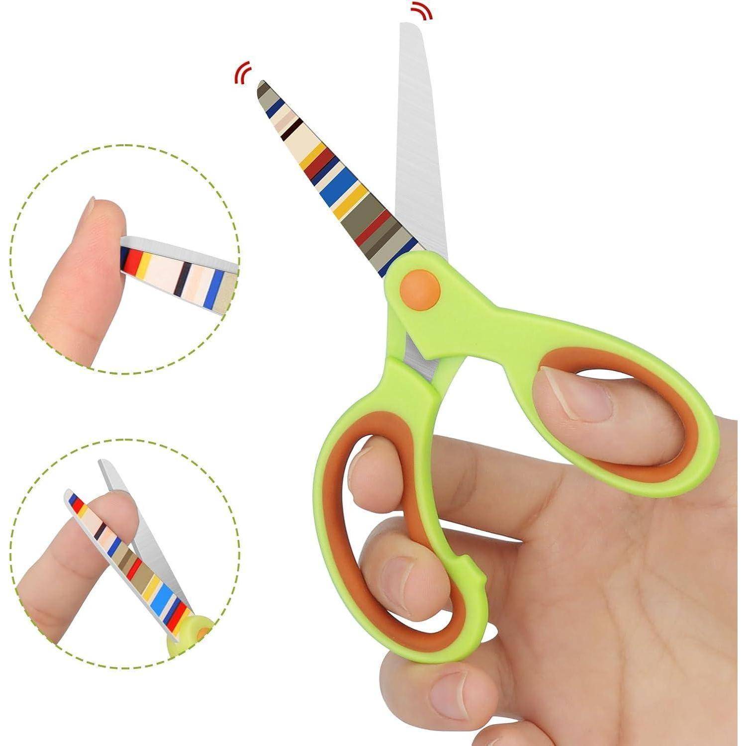 Kind, das grüne und orangefarbene Schere mit Schutzabdeckungen hält. Einblendungen zeigen Finger, die die Messerschutzabdeckung sicher berühren und damit das Sicherheitsdesign veranschaulichen.