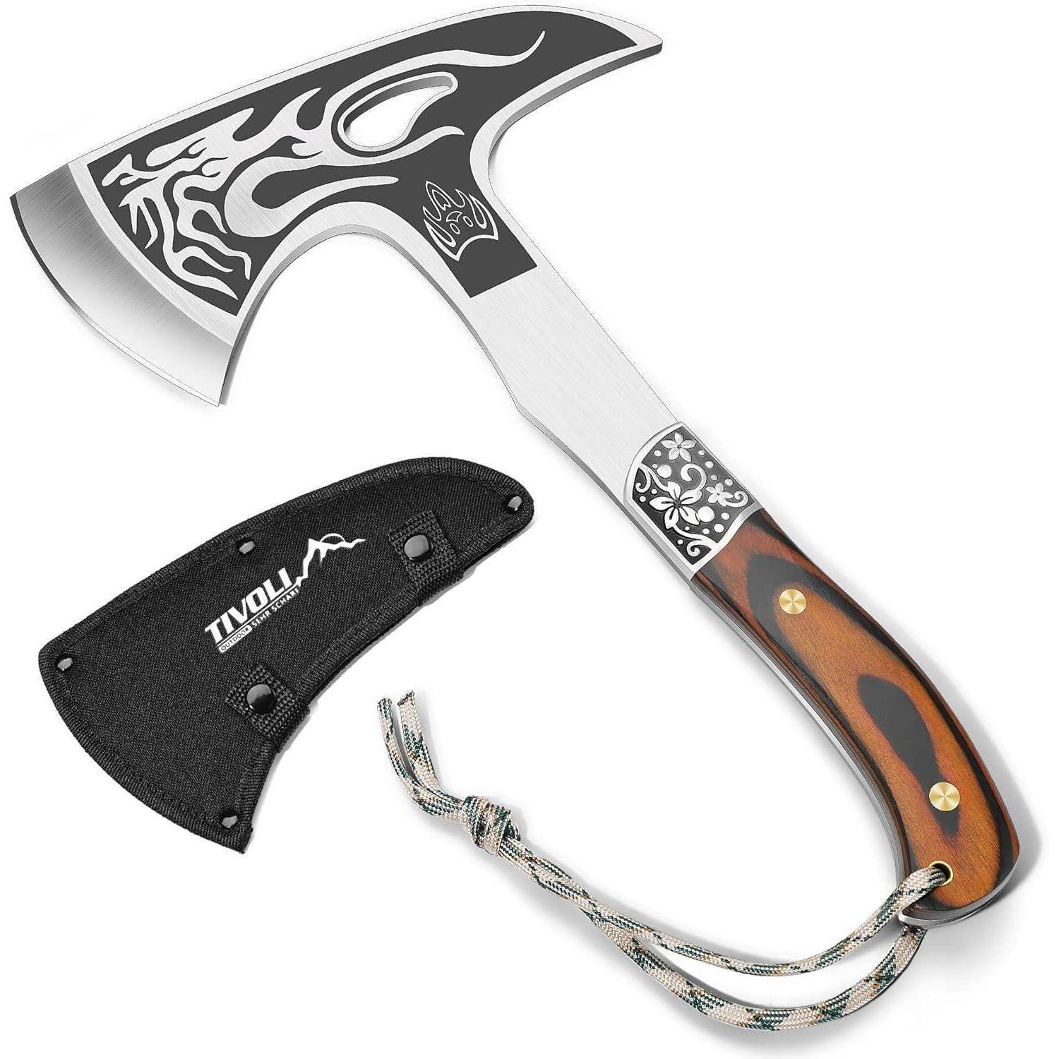 Eine scharfe Axt mit verzierter Klinge und Holzgriff, neben einer schwarzen Scheide mit der Aufschrift 