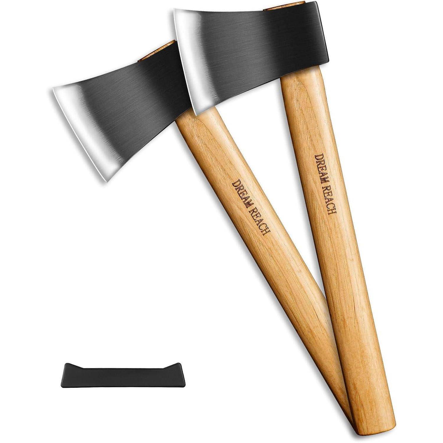 Zwei Äxte mit Holzgriffen, mit dem Aufdruck 'DREAM REACH', und scharfen Metallklingen, die sich aufeinander zu neigen, mit einem Keilwerkzeug darunter.