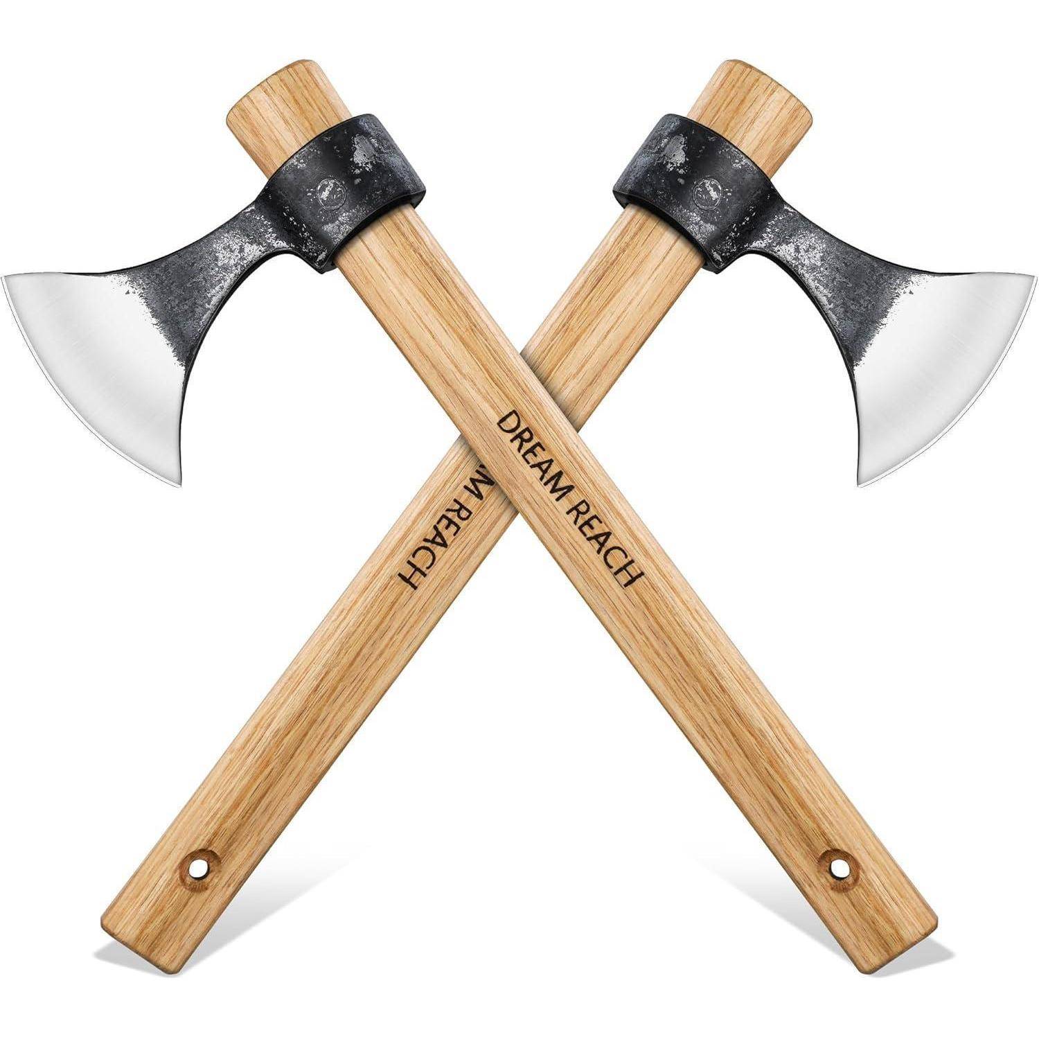 Zwei gekreuzte Äxte mit Holzgriffen und metallischen Klingen. Die Griffe tragen die Aufschrift 'DREAM REACH'.