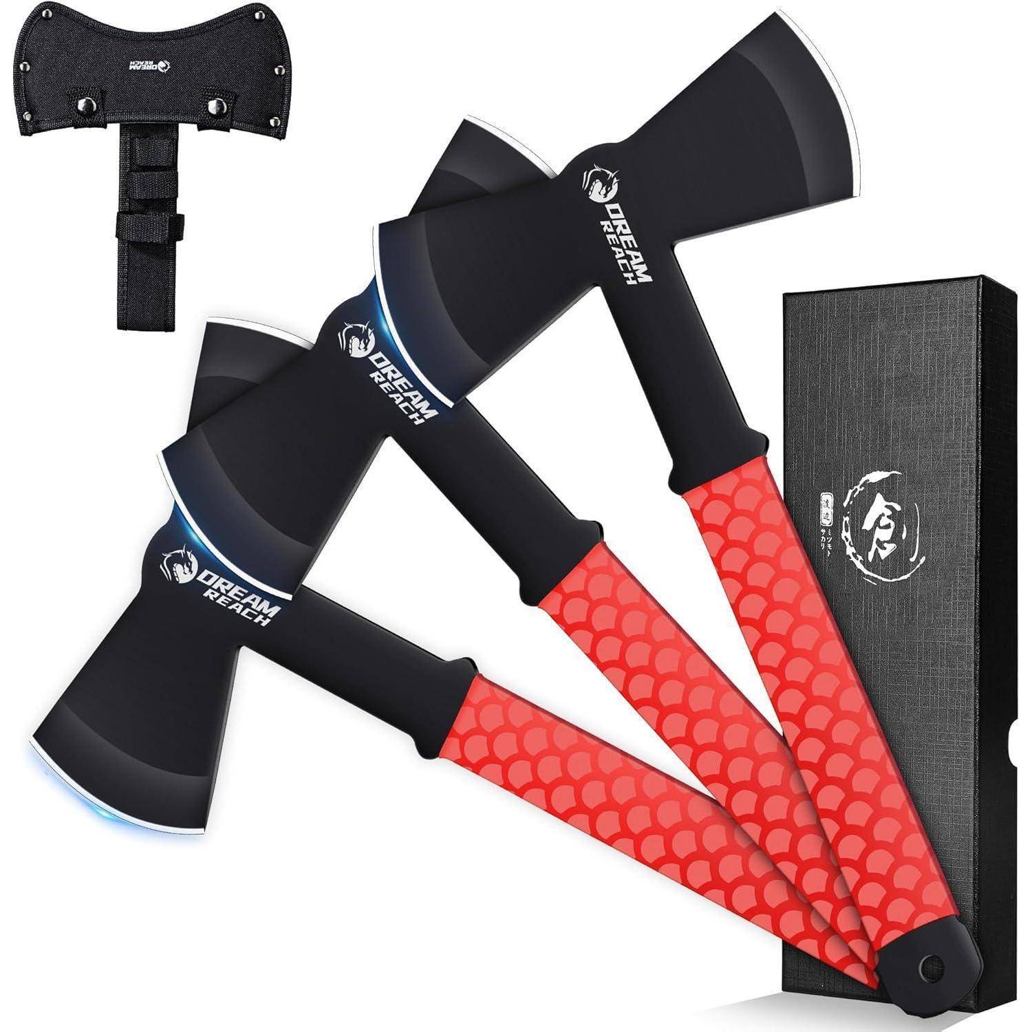 Drei schwarze Äxte mit roten strukturierten Griffen, mit der Markenbezeichnung 'DREAM REACH', zusammen mit einer schwarzen Scheide und einer markierten Schachtel.