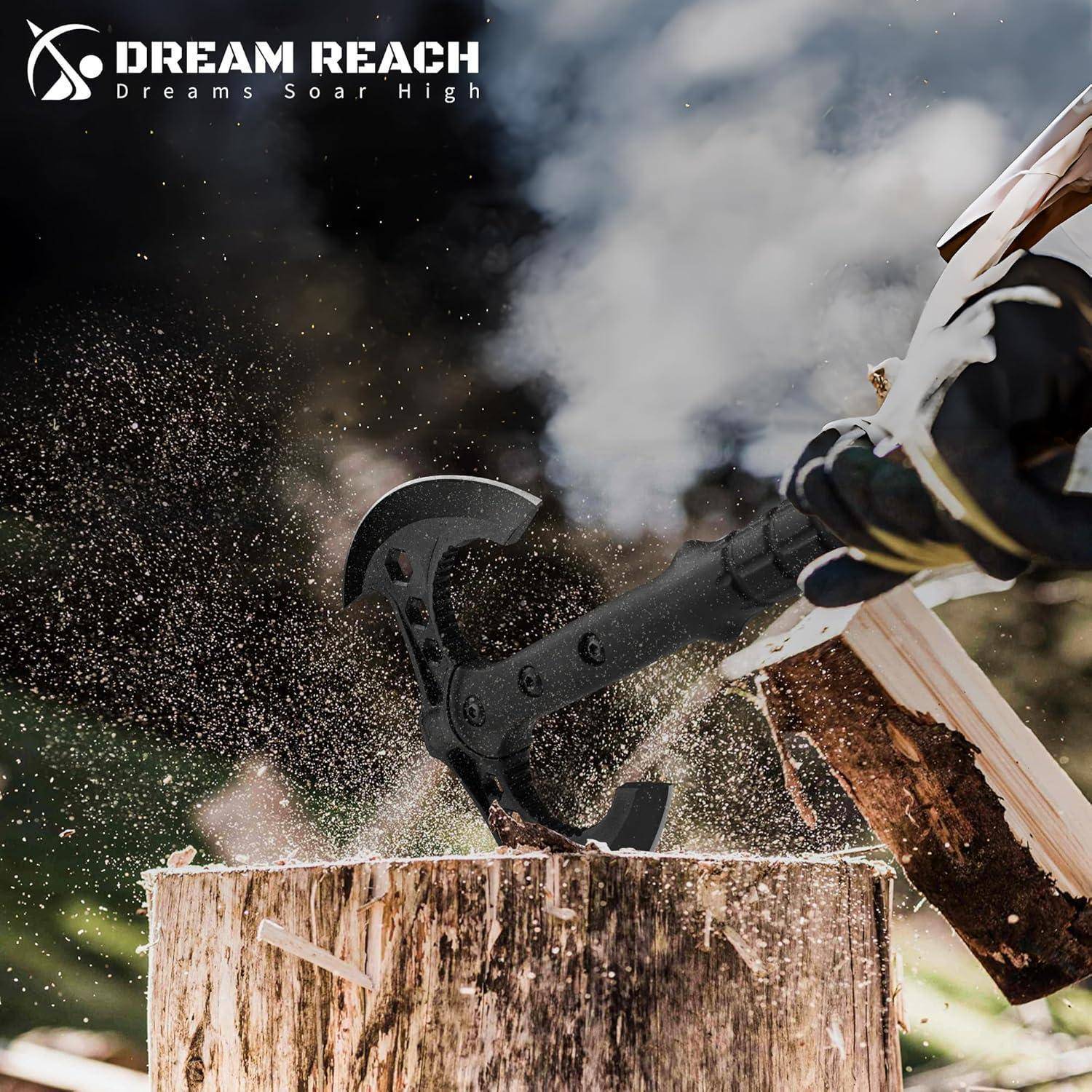 Eine Nahaufnahme einer Axt, die draußen einen Baumstamm hackt, mit sichtbaren Holzspänen. Die Marke 