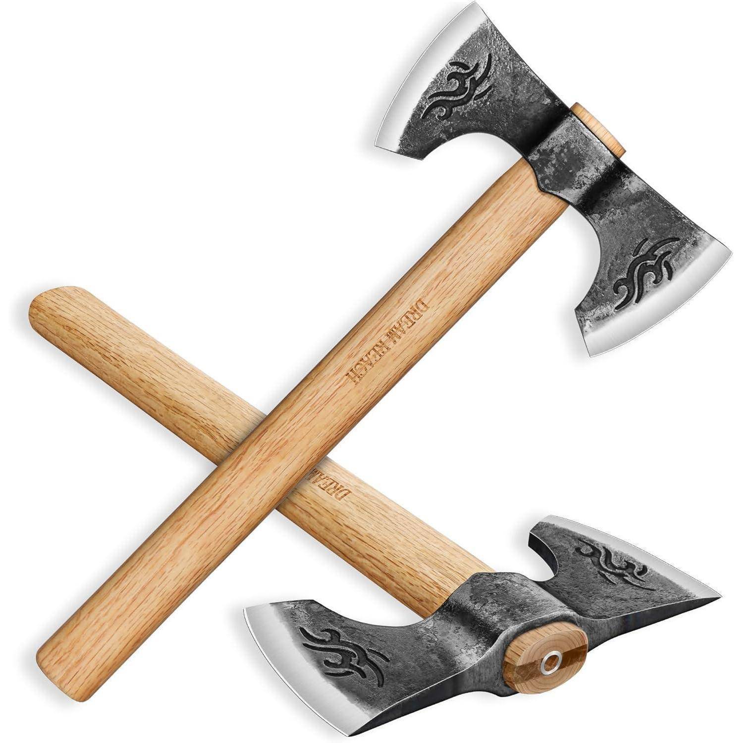 Zwei Tomahawks mit Holzgriffen und dekorativen Metallklingen, die in Form eines 'X' gekreuzt sind und tribal gemusterte Klingen aufweisen.