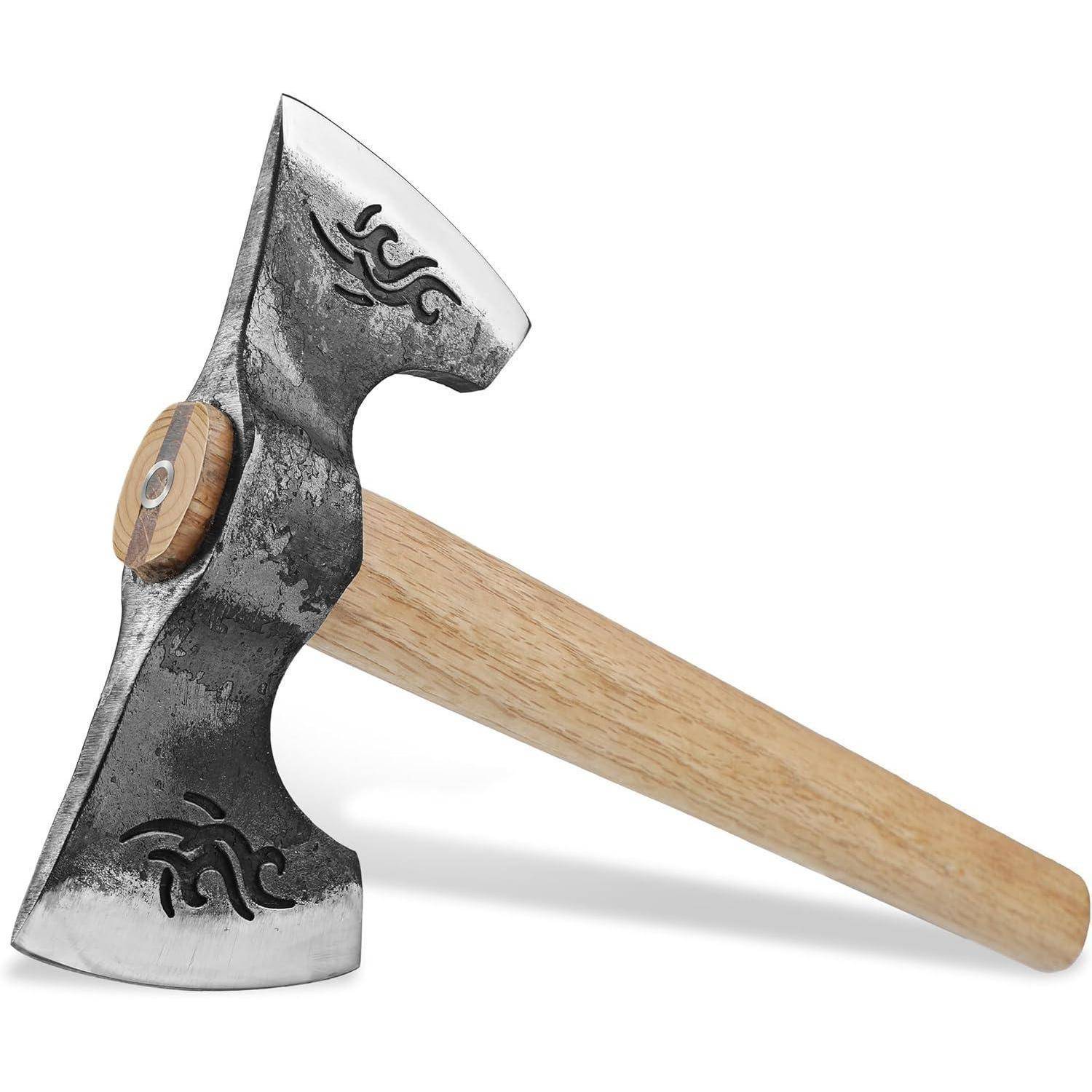 Wikingeraxt mit gravierten Metallkopf und Holzgriff, die ein wellenförmiges Design auf der Klinge aufweist.