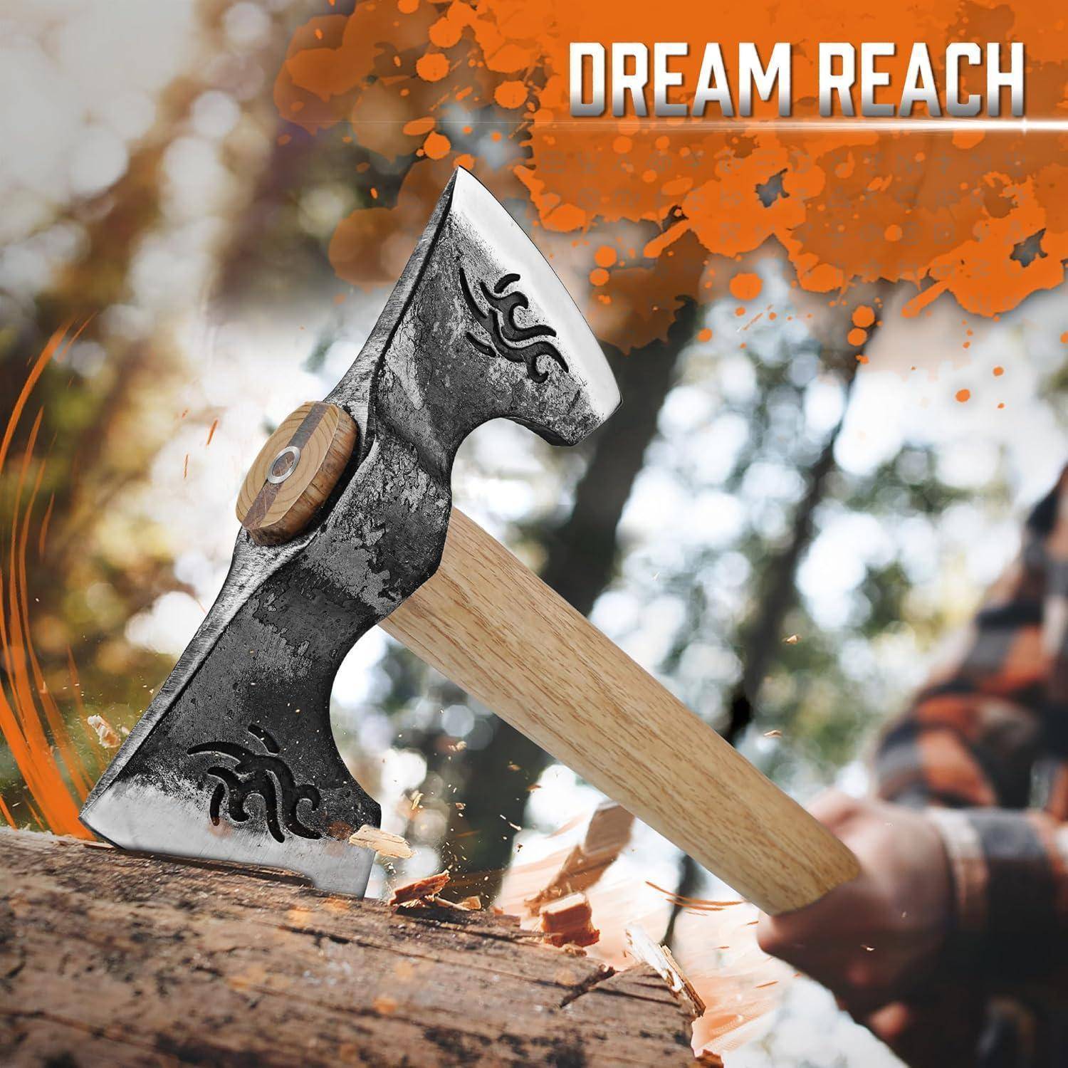 Eine Hand, die eine gravierte Axt hält und einen Baumstamm schlägt. Der Hintergrund ist ein unscharfer, bewaldeter Bereich. Der Text 'DREAM REACH' ist darüber.