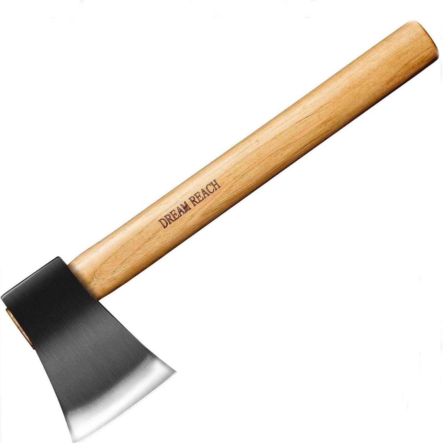 Eine Axt mit einem Holzgriff, der mit 'Dream Reach' graviert ist, und einer scharfen Metallklinge, die auf einem weißen Hintergrund gezeigt wird.