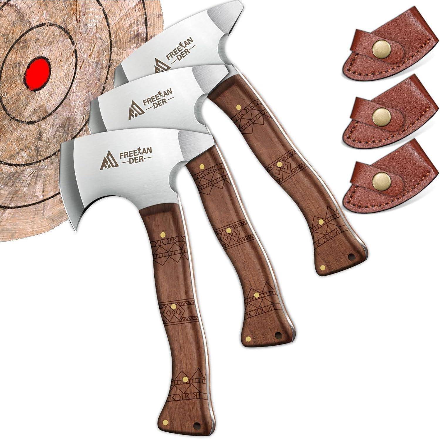 Drei Äxte mit Holzgriffen und silbernen Klingen werden neben einem Holzziel mit roter Mitte gezeigt. Es gibt drei Klingenscheiden.