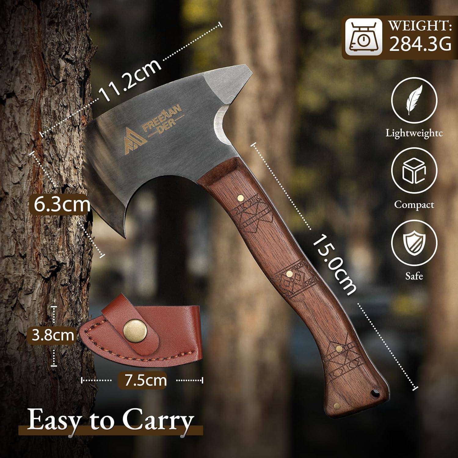 Eine Axt mit einer Länge von 15,0 cm mit einem Holzgriff und Klinge aus rostfreiem Stahl ist zu sehen, wie sie in einen Baum einschneidet. Eine Lederscheide befindet sich in der Nähe.