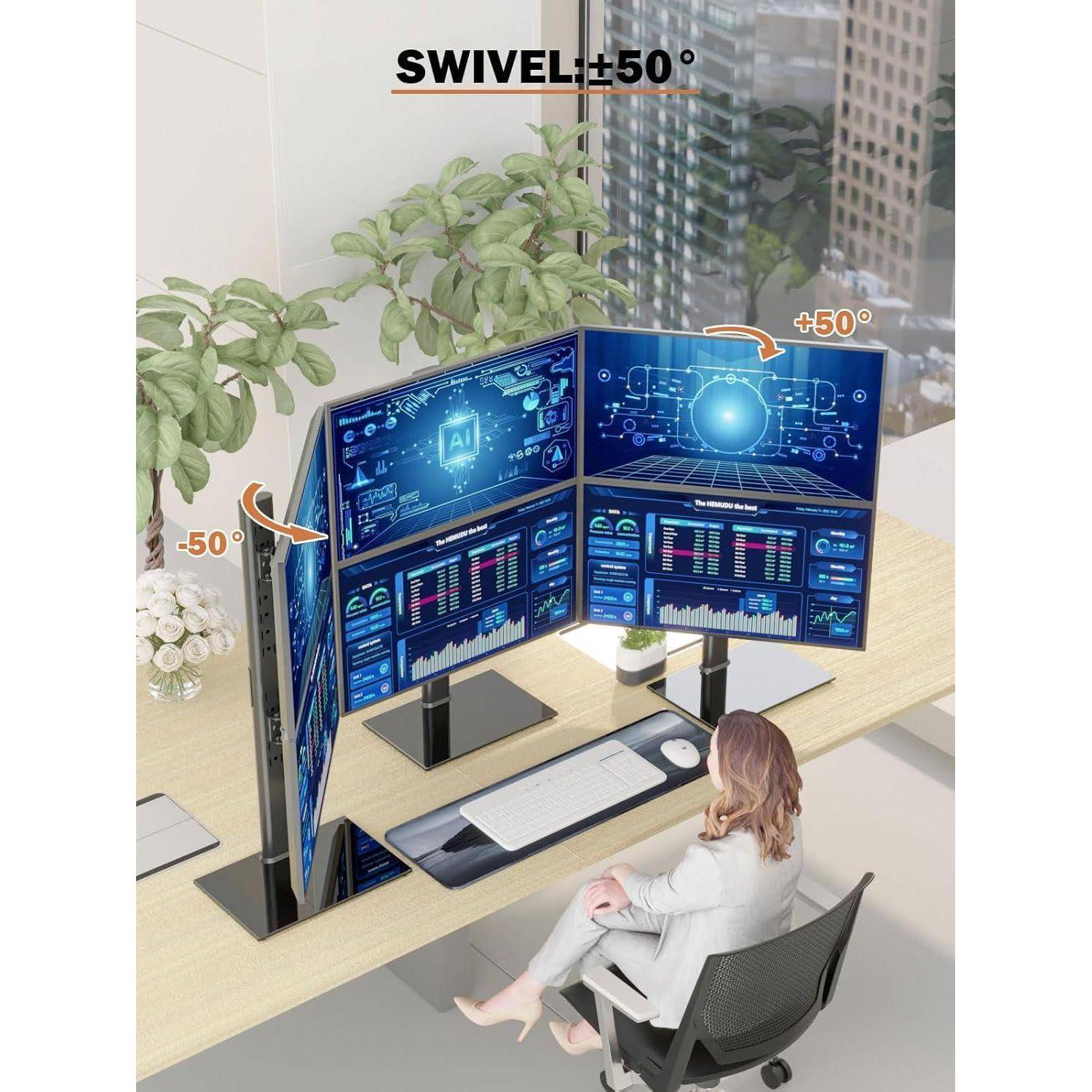 Eine Büroeinrichtung mit einer Person an einem Schreibtisch, die einen dreifachen Monitoraufbau verwendet, der um ±50° schwenkbar ist. Die Bildschirme zeigen komplexe Datenvisualisierungen.
