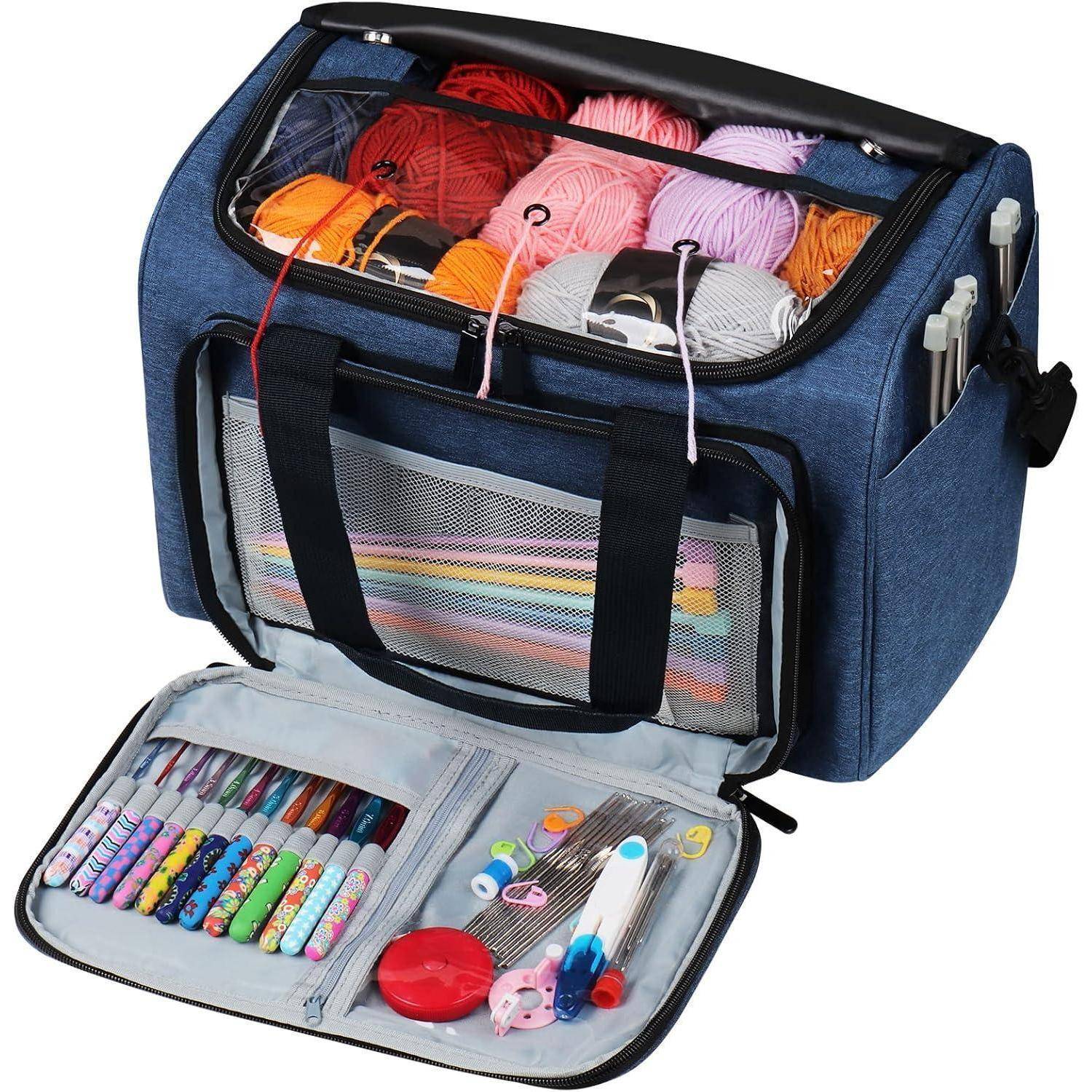 Eine blaue Stricktasche mit Garn, Stricknadeln, Häkelnadeln und verschiedenen Werkzeugen, die eine organisierte Aufbewahrung von Handarbeitsutensilien präsentiert.