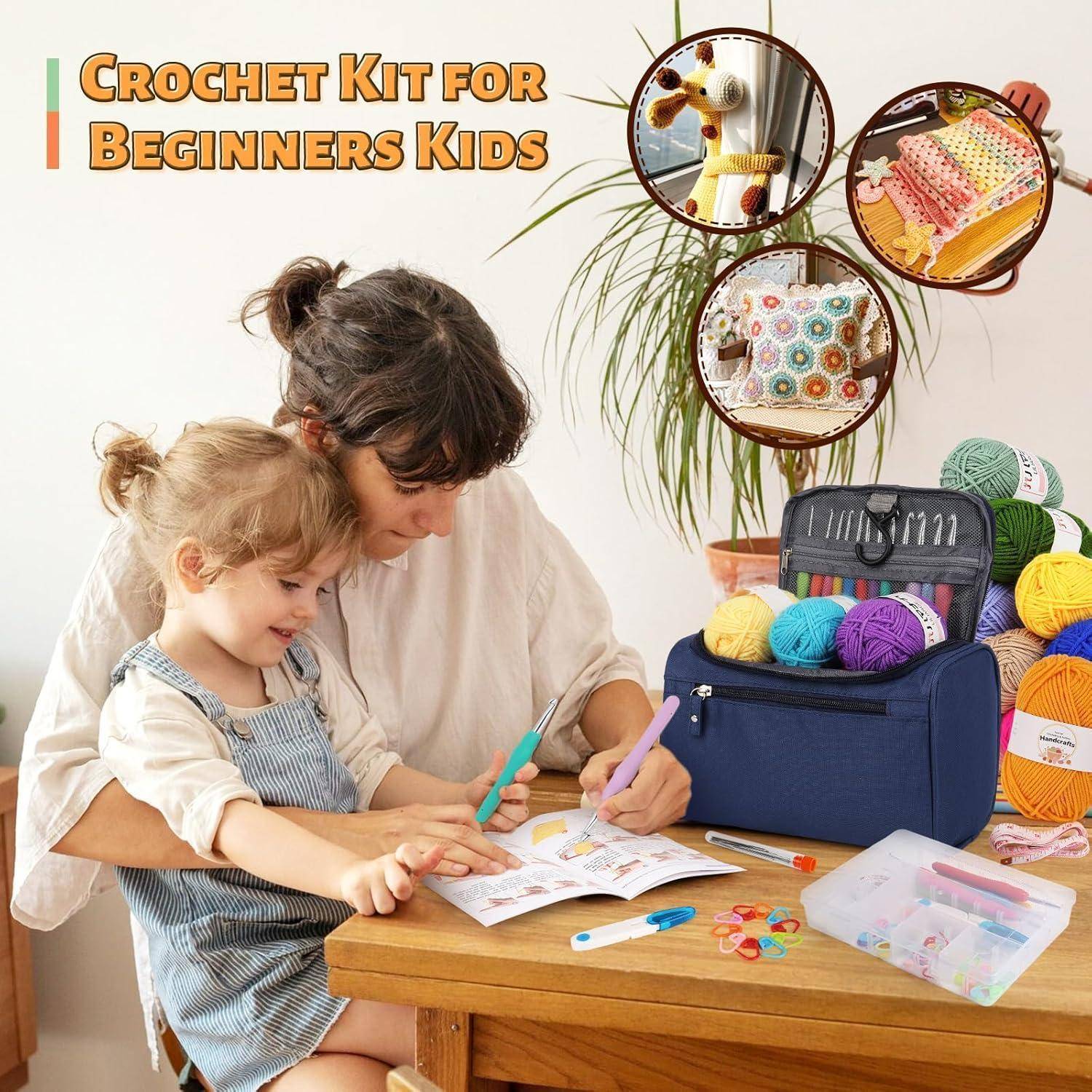 Eine Mutter und ein Kind sitzen gemeinsam am Tisch und häkeln. Der Text lautet „Häkel-Set für Kinder Anfänger