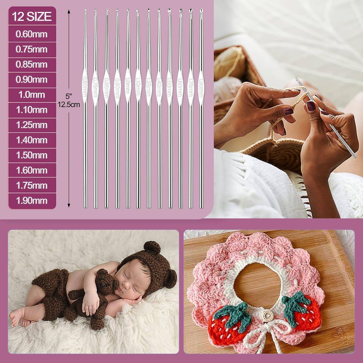 12 GRÖßEN' Häkelnadeln, dargestellt mit Maßangaben von 0,60mm bis 1,75mm; Person beim Häkeln; Foto eines Babys in einem gehäkelten Outfit; gehäkelte Blume.