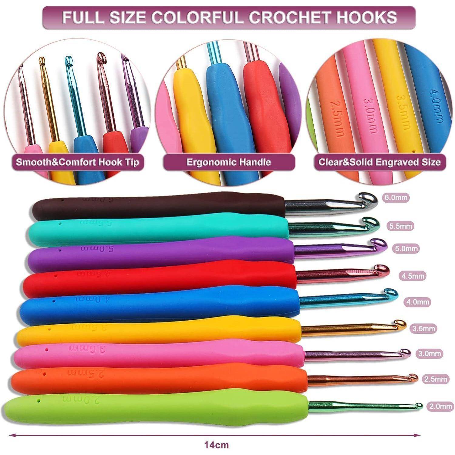 Bunte Häkelnadeln in voller Größe mit Details: glatte Spitzen, ergonomische Griffe und eingravierte Größen von 2,0 mm bis 8,0 mm.