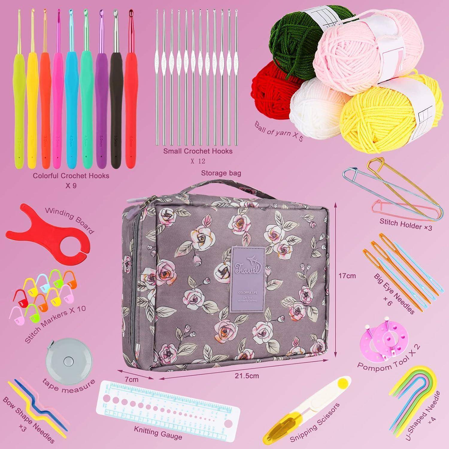 Häkel-Set mit Haken, Garn und Zubehör vor einem rosa Hintergrund. Enthält bunte Häkelnadeln, Maschenmarkierer und eine florale Aufbewahrungstasche.