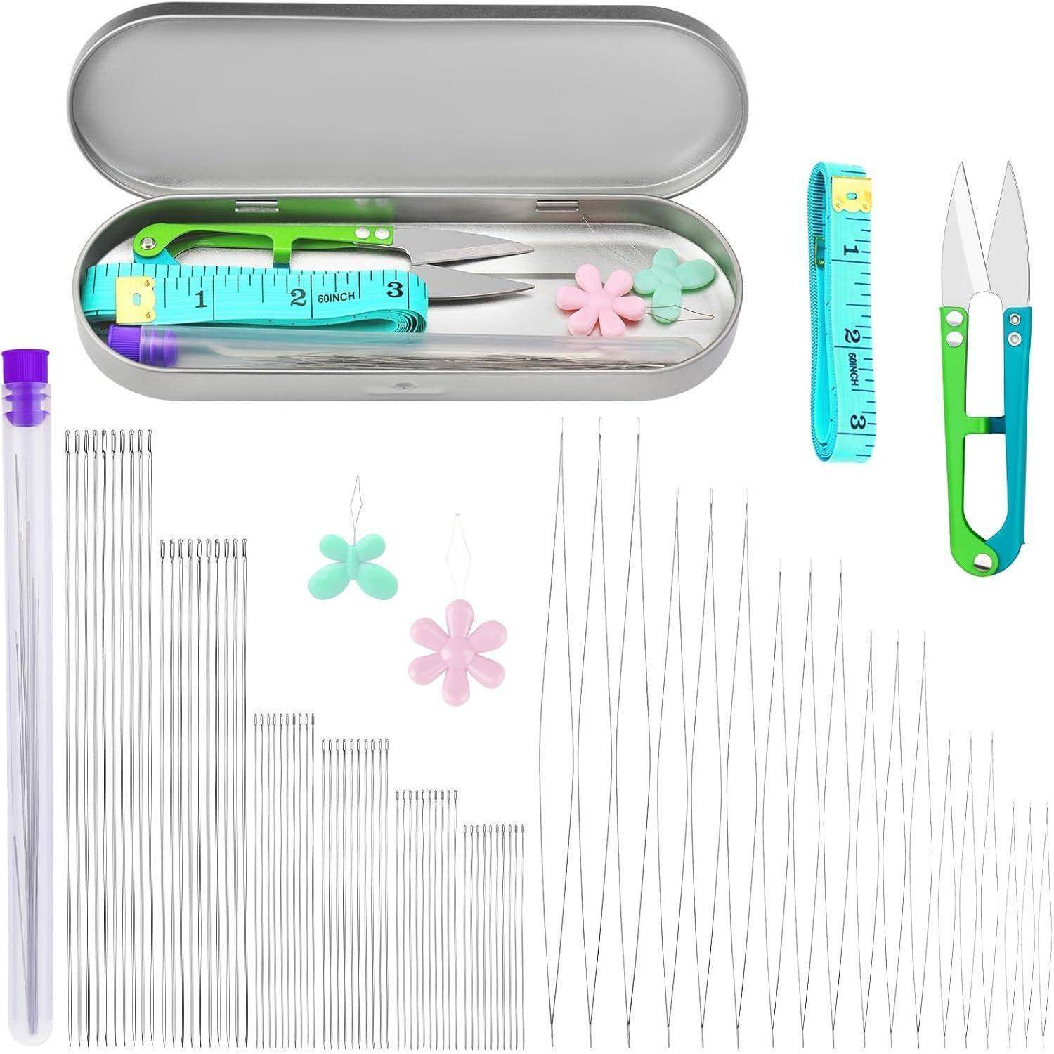 Nähset mit Nadeln in einer Etui, Schere, Maßband und Fadeneinführern in Blumenform.