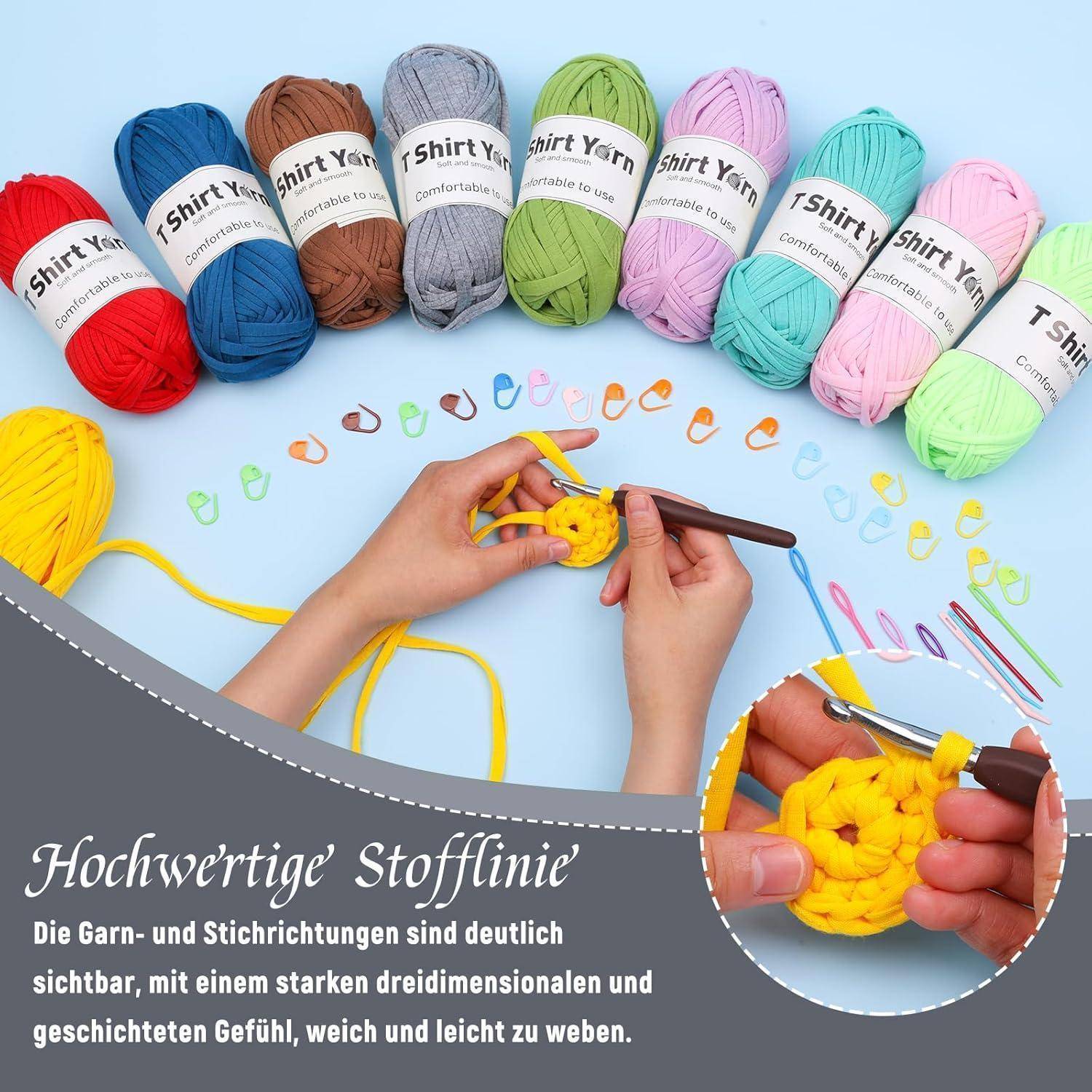 Hände, die mit buntem Garn häkeln; verschiedene Garnknäuel und Häkelnadeln sind angeordnet. Text auf Deutsch diskutiert hochwertige Stoffe.