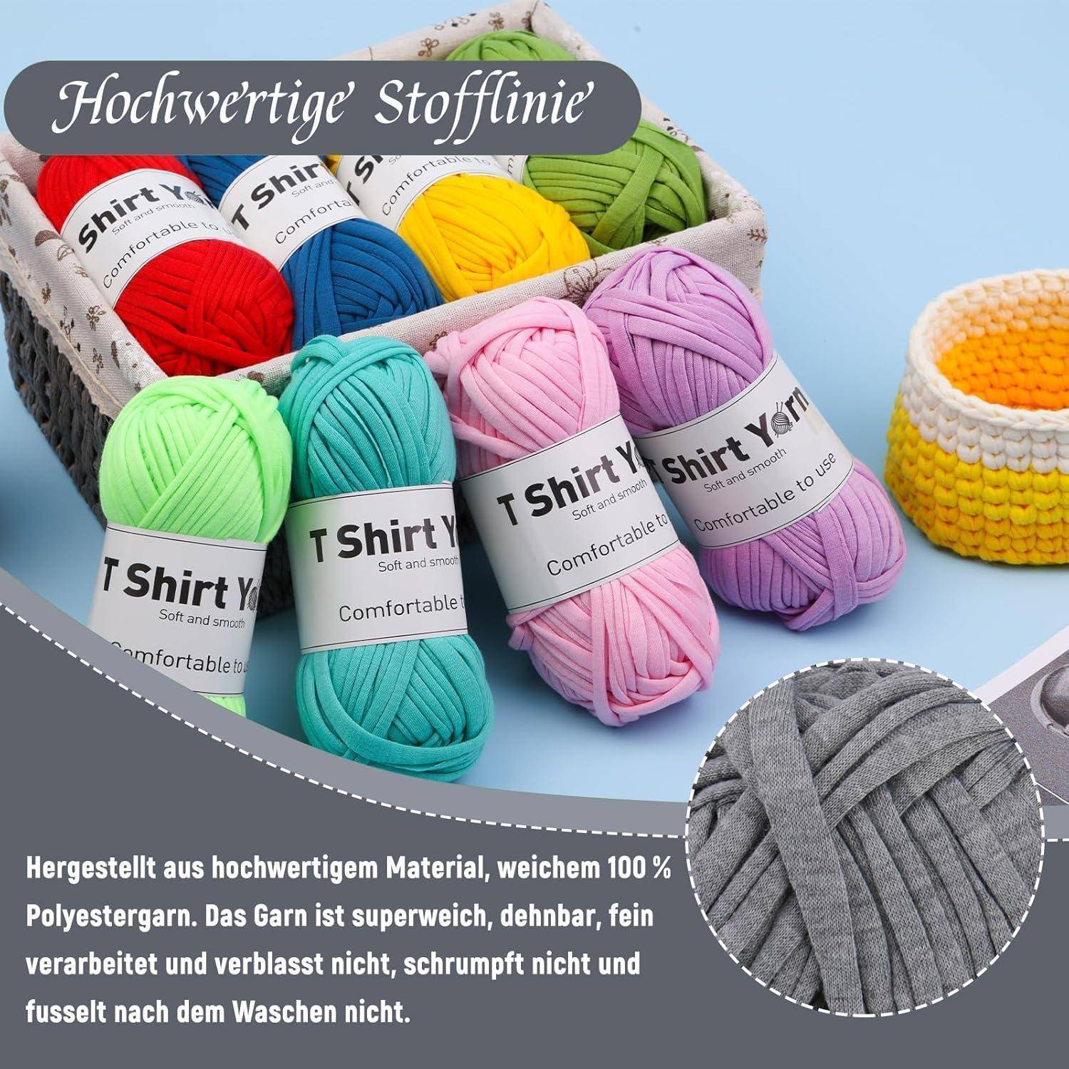 Farbenfrohe Stränge von T-Shirt-Garn, gekennzeichnet als weich und strapazierfähig, geeignet zum Häkeln oder Stricken, mit Körben und Musterstück.