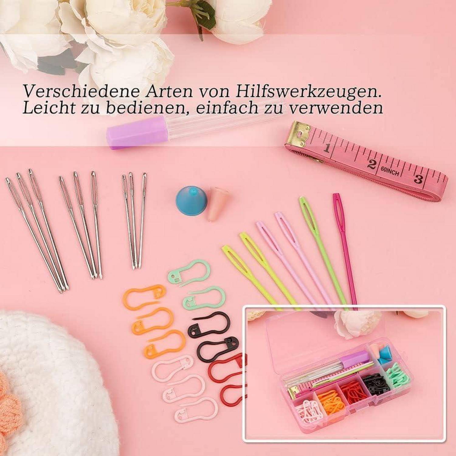 Eine Sammlung von bunten Näh-Utensilien und Zubehör, einschließlich Nadeln, Haken und Maßband, die auf einem pinken Hintergrund ausgelegt sind.