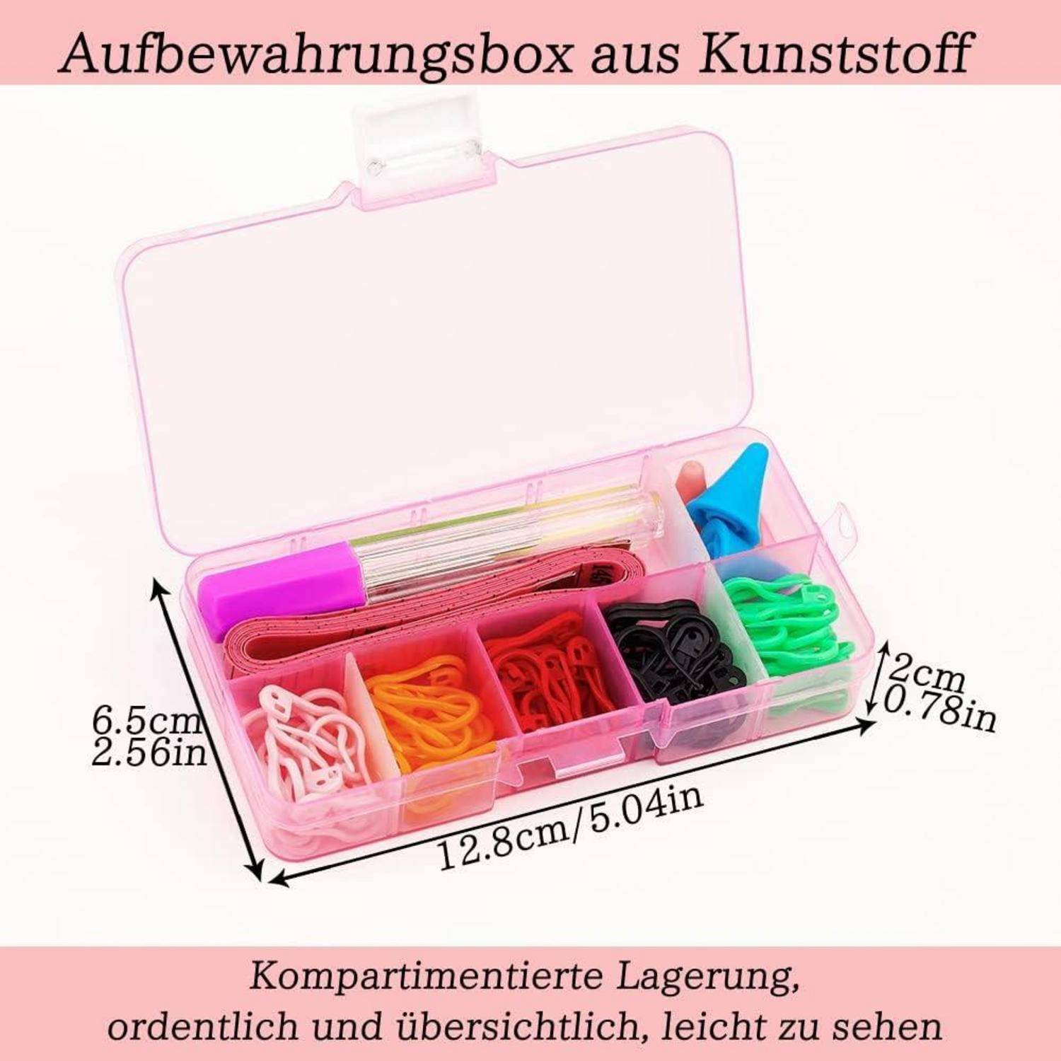 Eine transparente Kunststoff-Aufbewahrungsbox mit Fächern, die verschiedene kleine Gegenstände aufnimmt. Abmessungen: 12,8 cm x 6,5 cm. Deutscher Text zur geordneten Aufbewahrung.