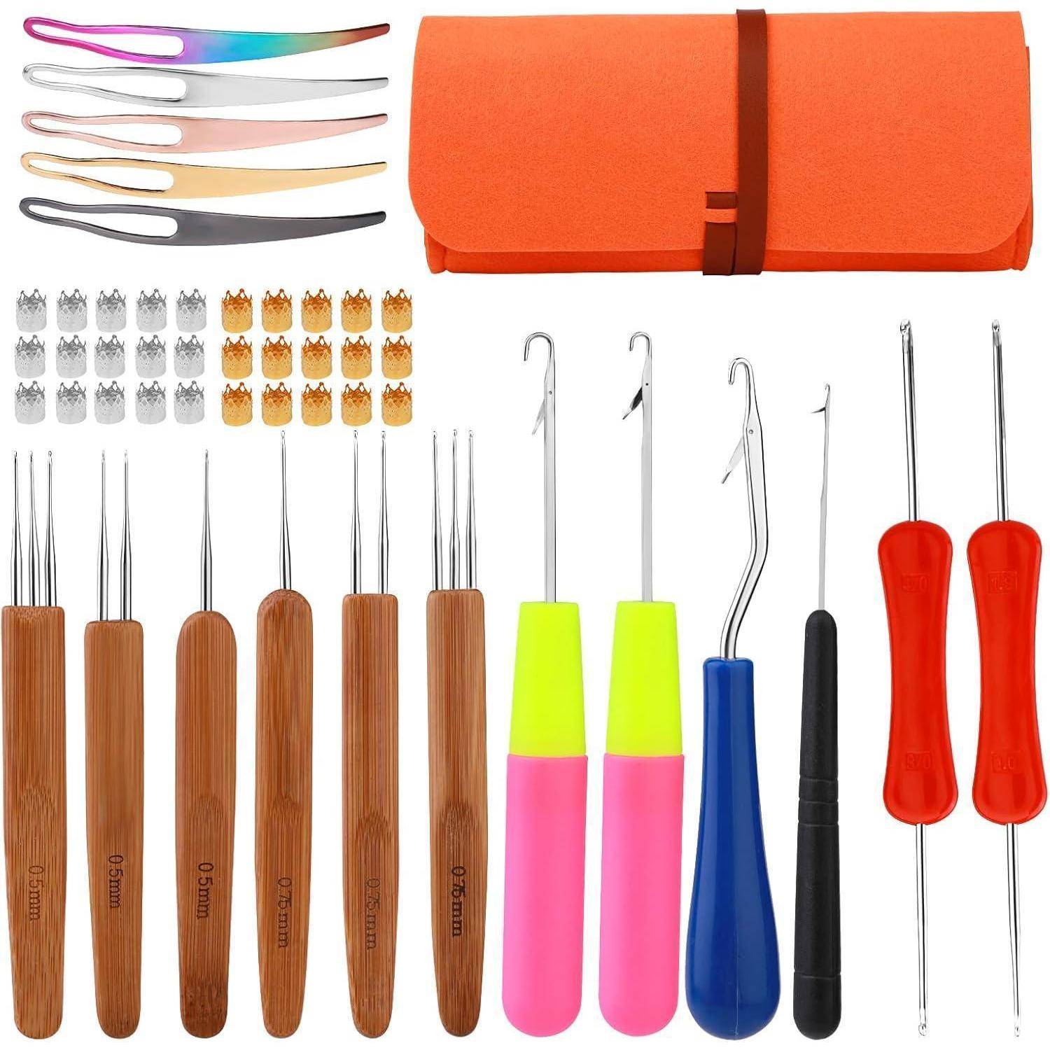 Ein Häkelnadel-Set mit verschiedenen Nadelgrößen, Wollnadeln, Maschenmarkierern und einem bunten Etui.