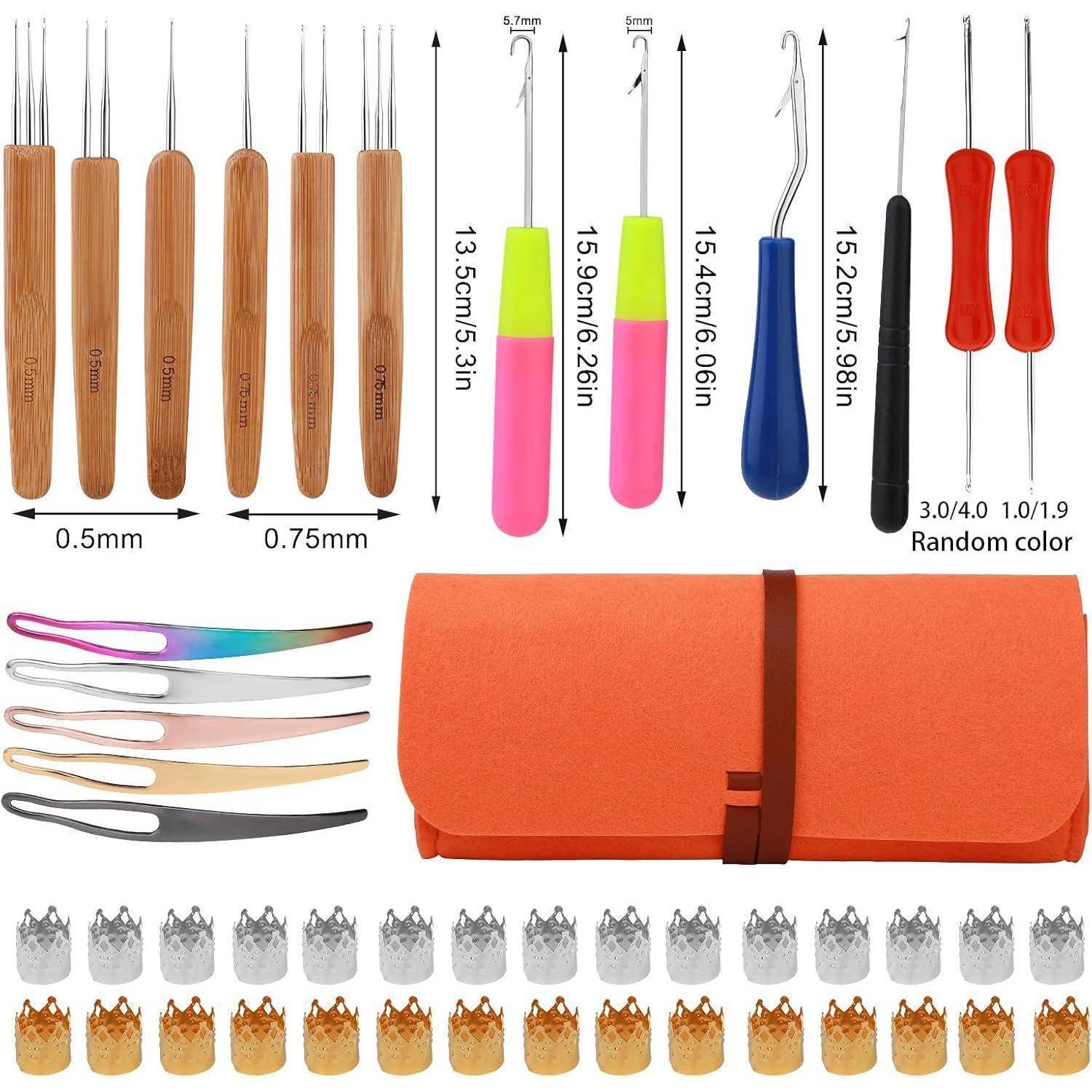 Strick- und Häkelwerkzeug-Set mit verschiedenen Haken, Nadeln und Zubehör in einem aufrollbaren Etui, das Größen und lebendige Farben zeigt.