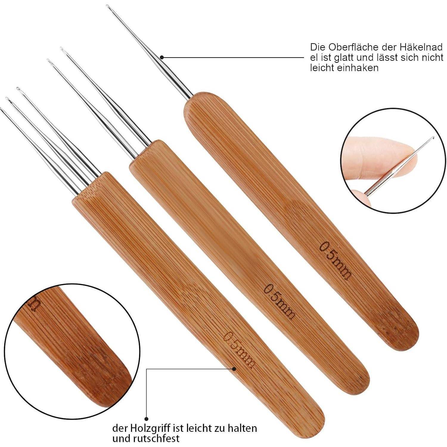 Drei Häkelnadeln mit Holzgriffen werden gezeigt. Jede ist mit ihrer Stärke von 0,5 mm oder 0,7 mm beschriftet. Einblendungen heben den Griff und die Nadel-Spitze hervor.