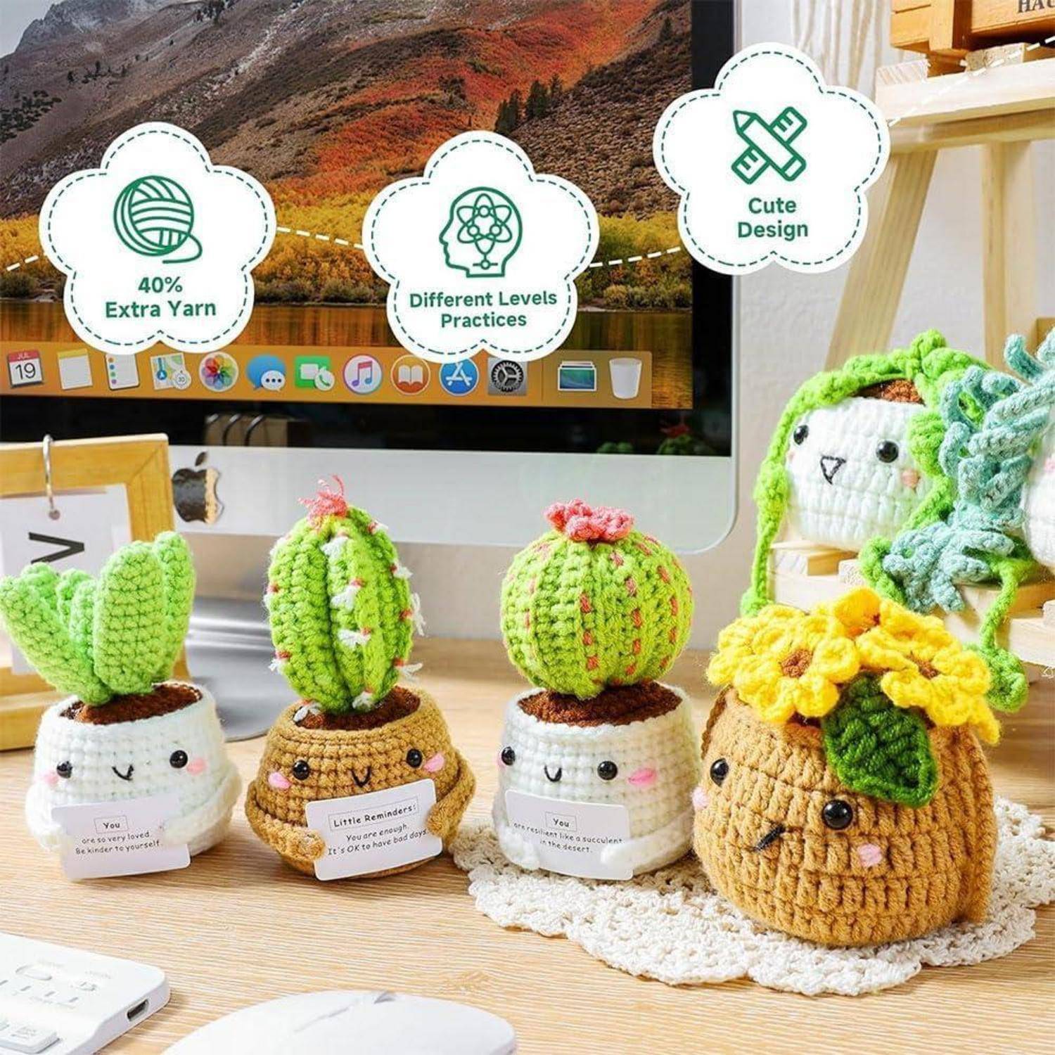 Gehäkelte Pflanzenfiguren, die vor einem Computerbildschirm angeordnet sind, mit den Beschriftungen 