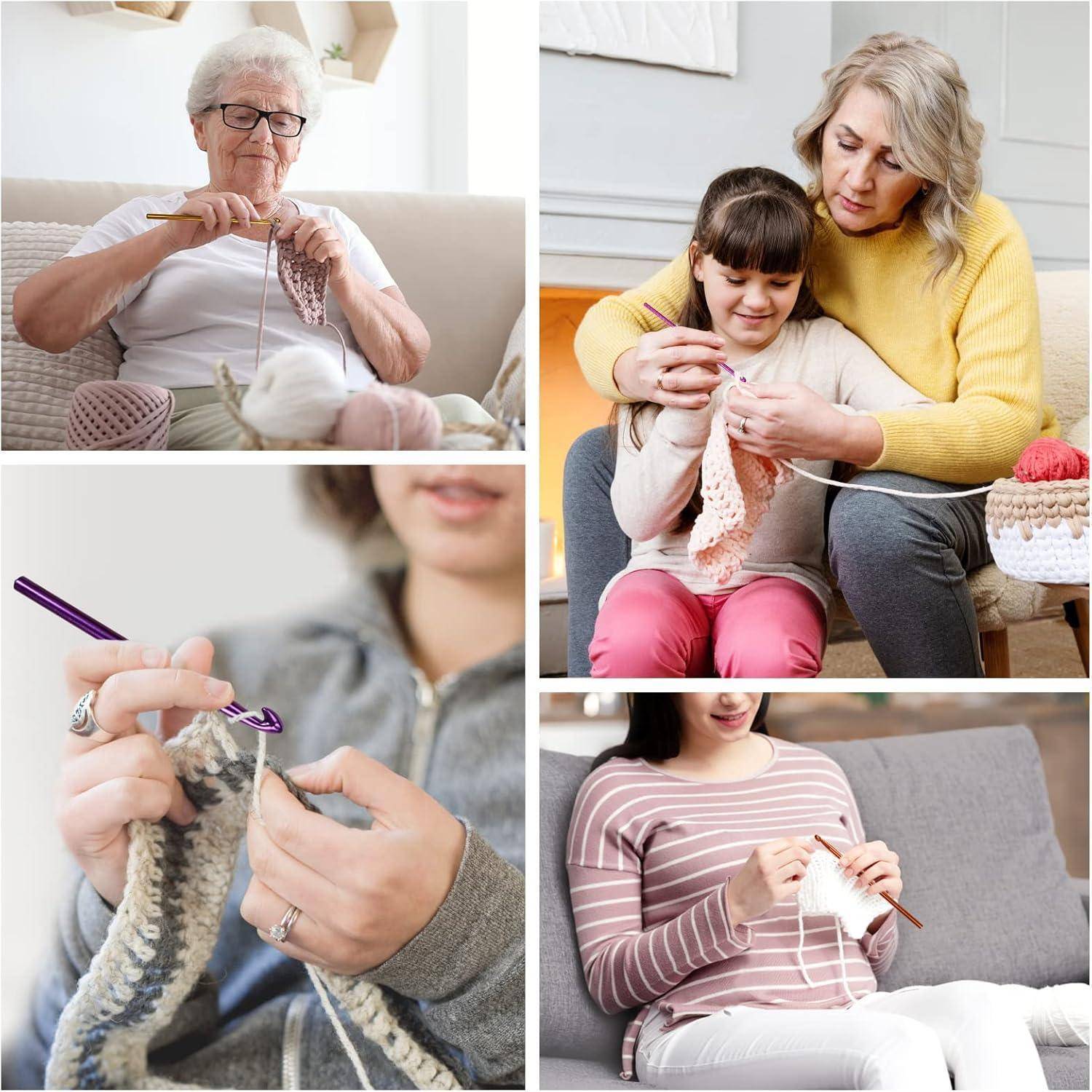 Collage von Menschen, die das Häkeln lernen: eine ältere Frau beim Stricken, eine Frau, die einem Mädchen etwas beibringt, Nahaufnahmen von Händen beim Häkeln.