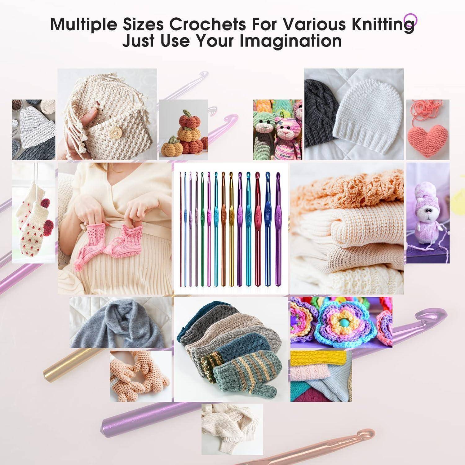 Verschiedene Größen Häkelnadeln Für Verschiedene Strickarbeiten. Lass Deiner Fantasie freien Lauf.' Bild zeigt Häkelnadeln und gehäkelte Gegenstände wie Mützen und Spielzeug.