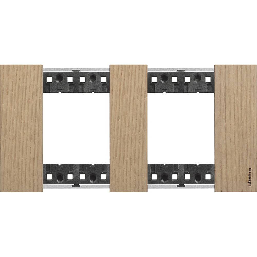 Drei Holzlatten mit Metallhalterungen, gleichmäßig voneinander entfernt, die ein minimalistisches Design bilden.