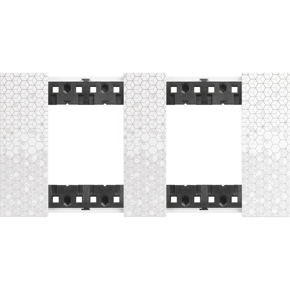 Ein Muster aus geometrischen Wabenschapes mit schwarzen rechteckigen Blöcken, die intermittierend auf einem weißen Hintergrund platziert sind.