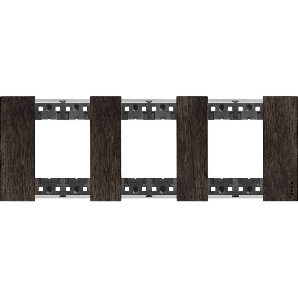 Vier vertikale Holzlatten mit Zwischenräumen, die durch einen gemusterten Metallrahmen verbunden sind, bilden eine zeitgenössische Designstruktur.