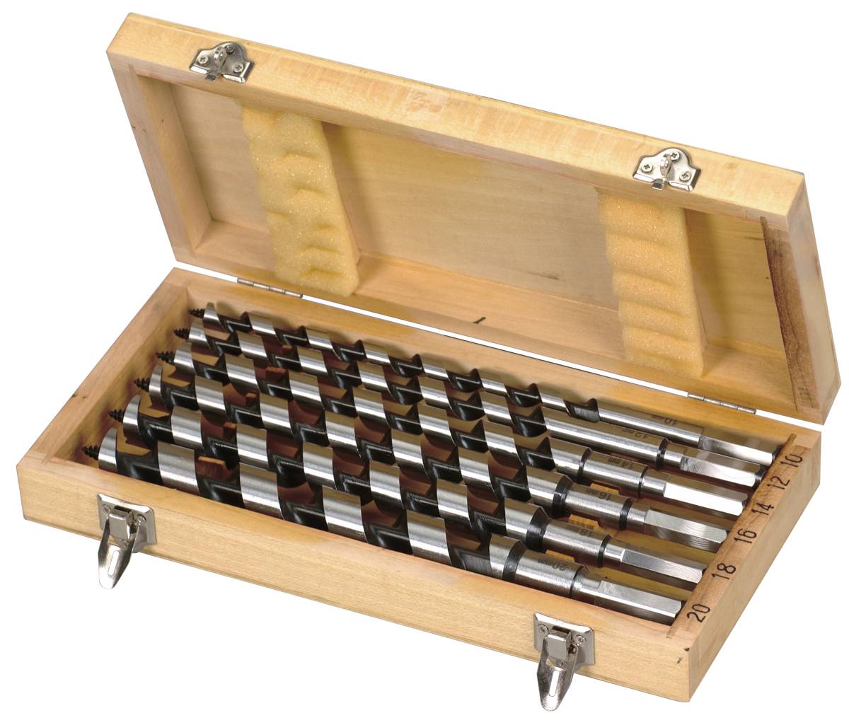 Eine Holzkiste, die einen Satz von fünf Spiralbohrern enthält, nach Größe von größtem zu kleinstem sortiert.