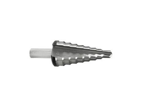 Ein Stufenbohrer mit mehreren Schneidkanten zum Bohren verschiedener Lochdurchmesser, vor einem einfarbigen Hintergrund.