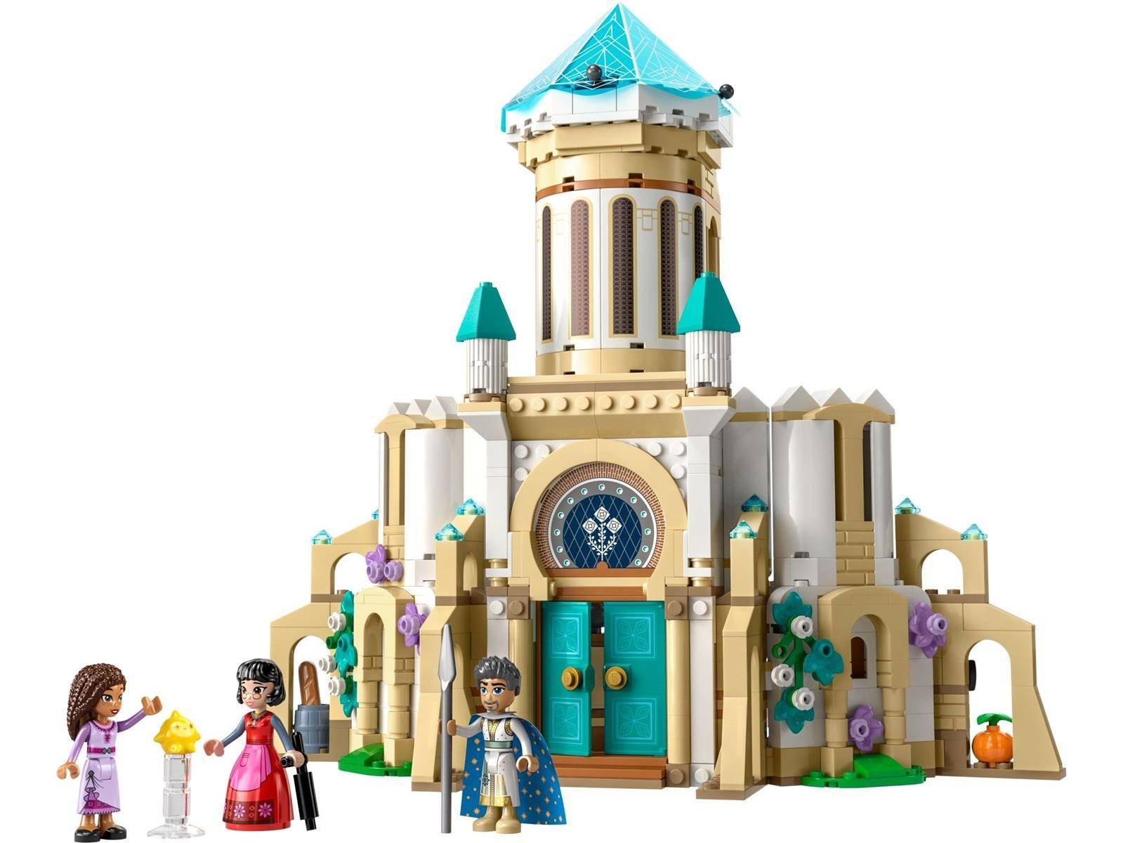 Vier LEGO-ähnliche Minifiguren stehen vor einem dekorativen Schloss mit einem hohen Turm mit türkisem Dach und türkisfarbenen Türen.