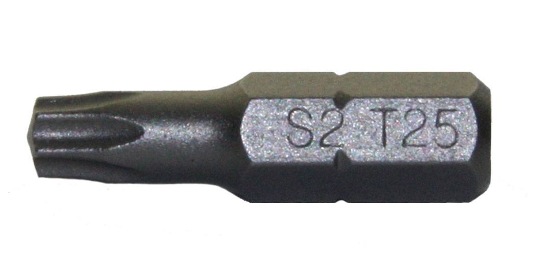 Ein Nahaufnahmefoto eines Schraubendrehereinsatzes mit 'S2 T' Gravuren, die das Material und den Typ kennzeichnen.