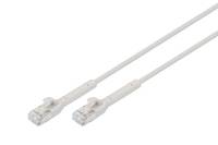 Zwei RJ45-Ethernet-Kabel mit weißen Steckern und langen Kabeln, die für Netzwerkverbindungen verwendet werden.